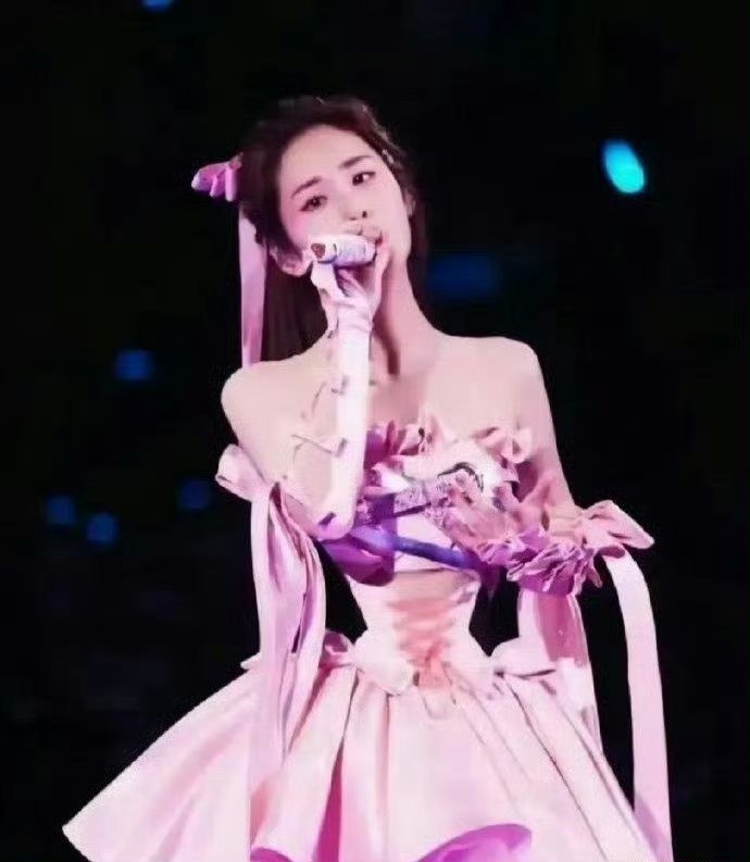 原以为张碧晨的腰给P没了，后来才发现是衣服设计成这样