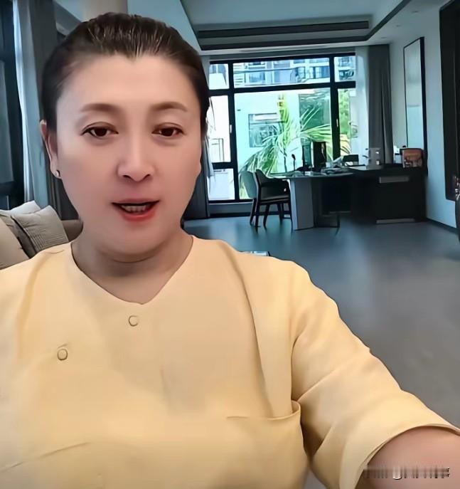 打败闫学晶的从不是那些“酸民”，也不是什么竞争对手，而是自己骨子里的偏见和高傲。