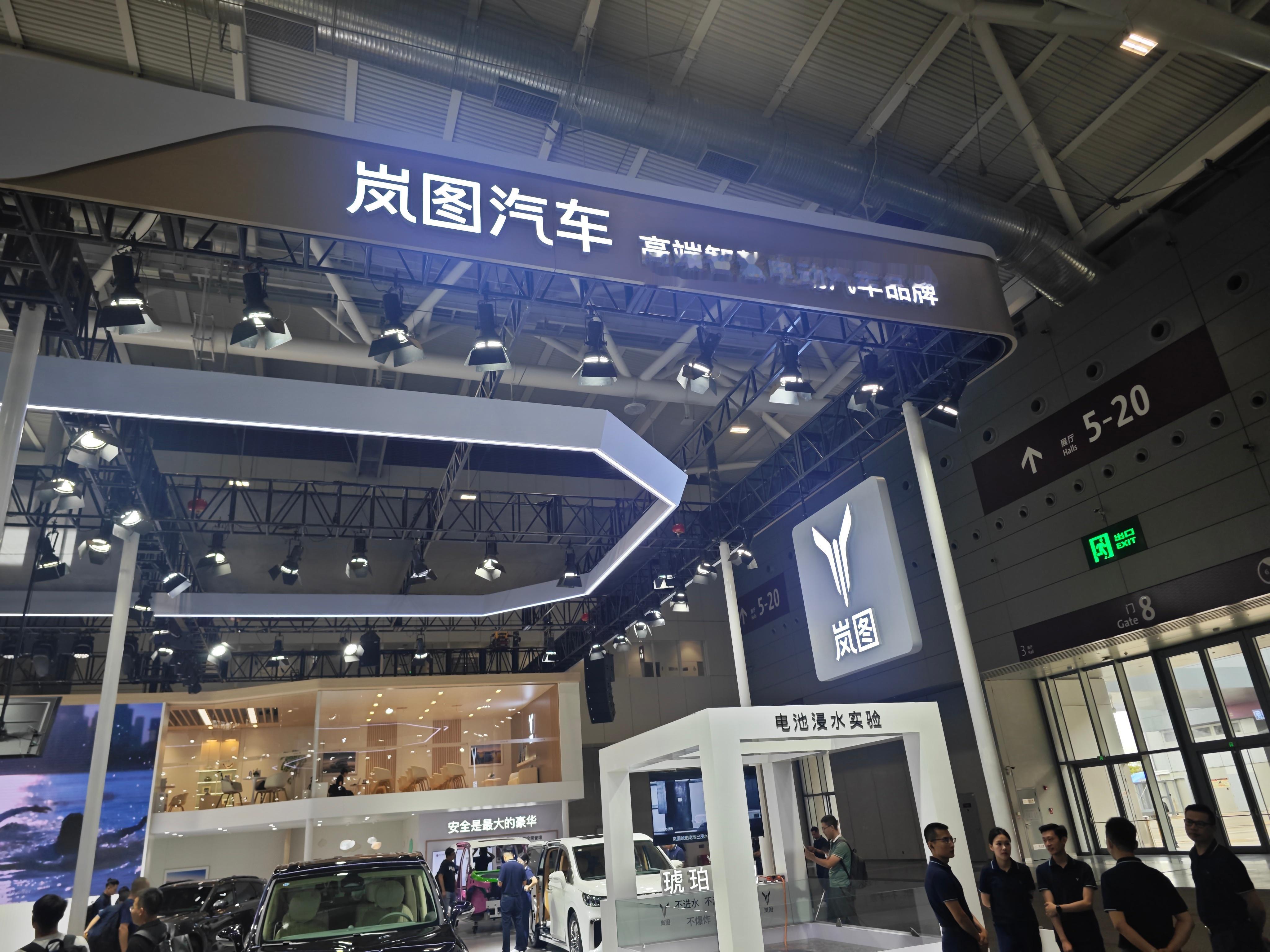 #粤港澳大湾区车展# 在岚图展台看到了岚图FREE 318，真是一部个性且运动感