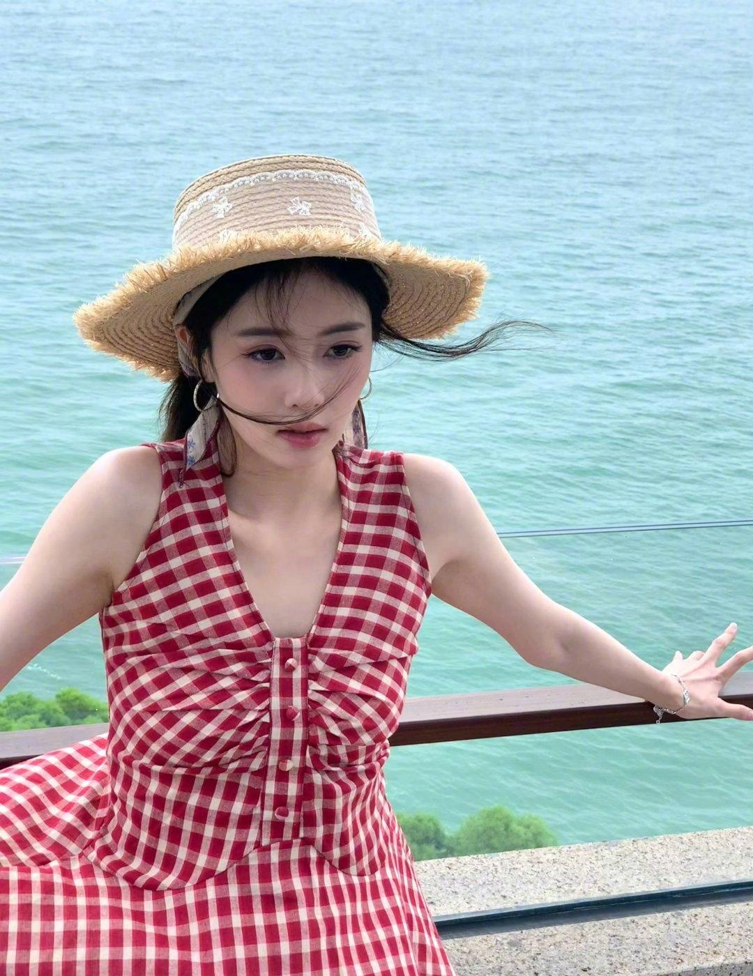 白鹿海边度假写真氛围感拉满！红白格裙搭配草帽清新温柔，海边氛围感直接拿捏，假期美