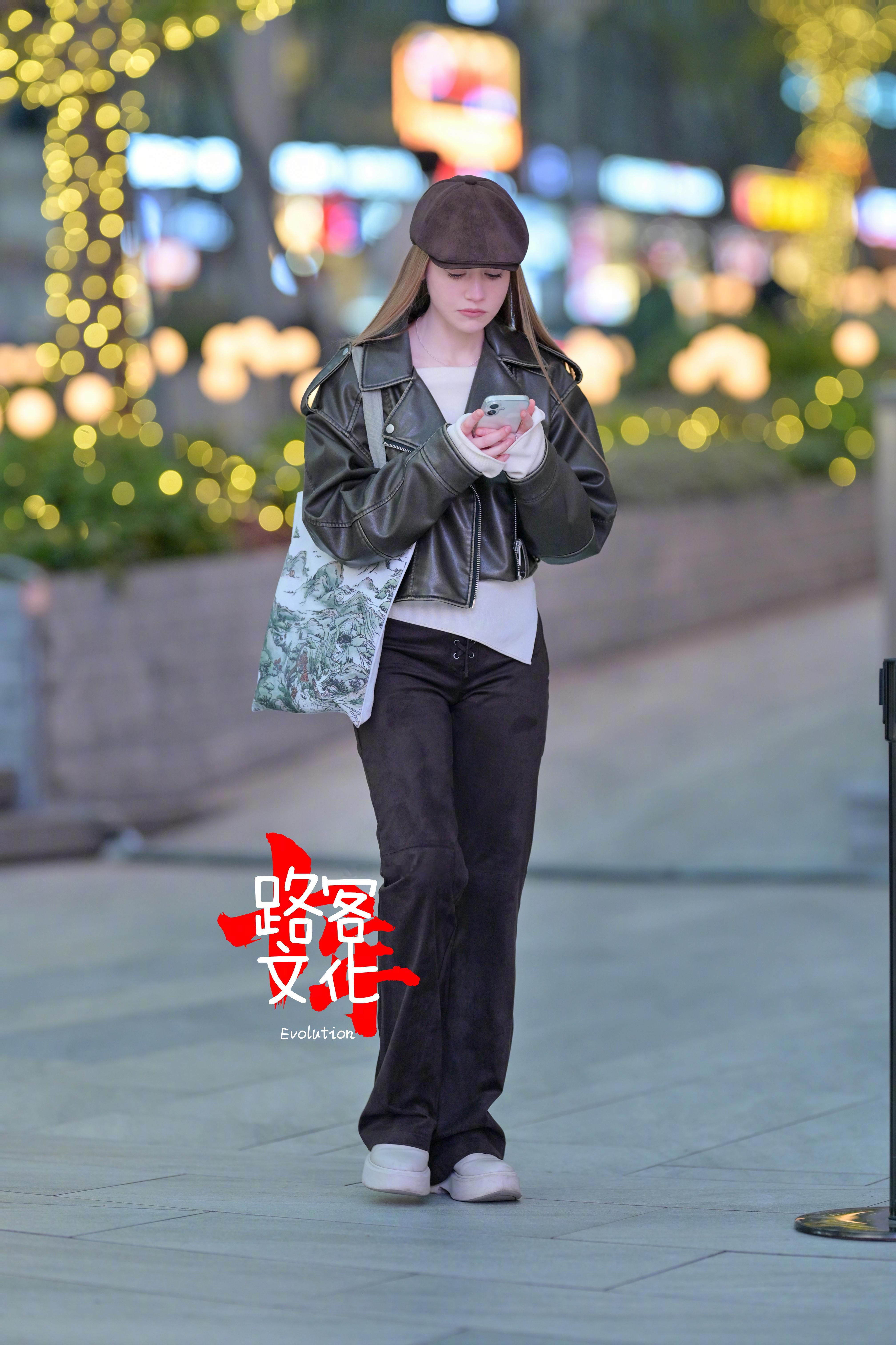 外国小姐姐的穿搭一直都很随意并不是所有外国人都像米兰 巴黎 时装周上的那样的！ 