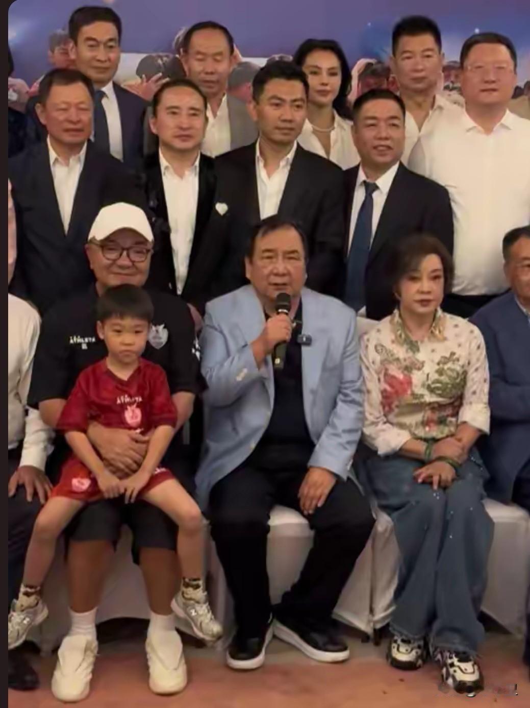 刘晓庆参加李晓华足球小将庆功宴，有人问，庆奶给小朋友捐款没？好像没有，未见正式报