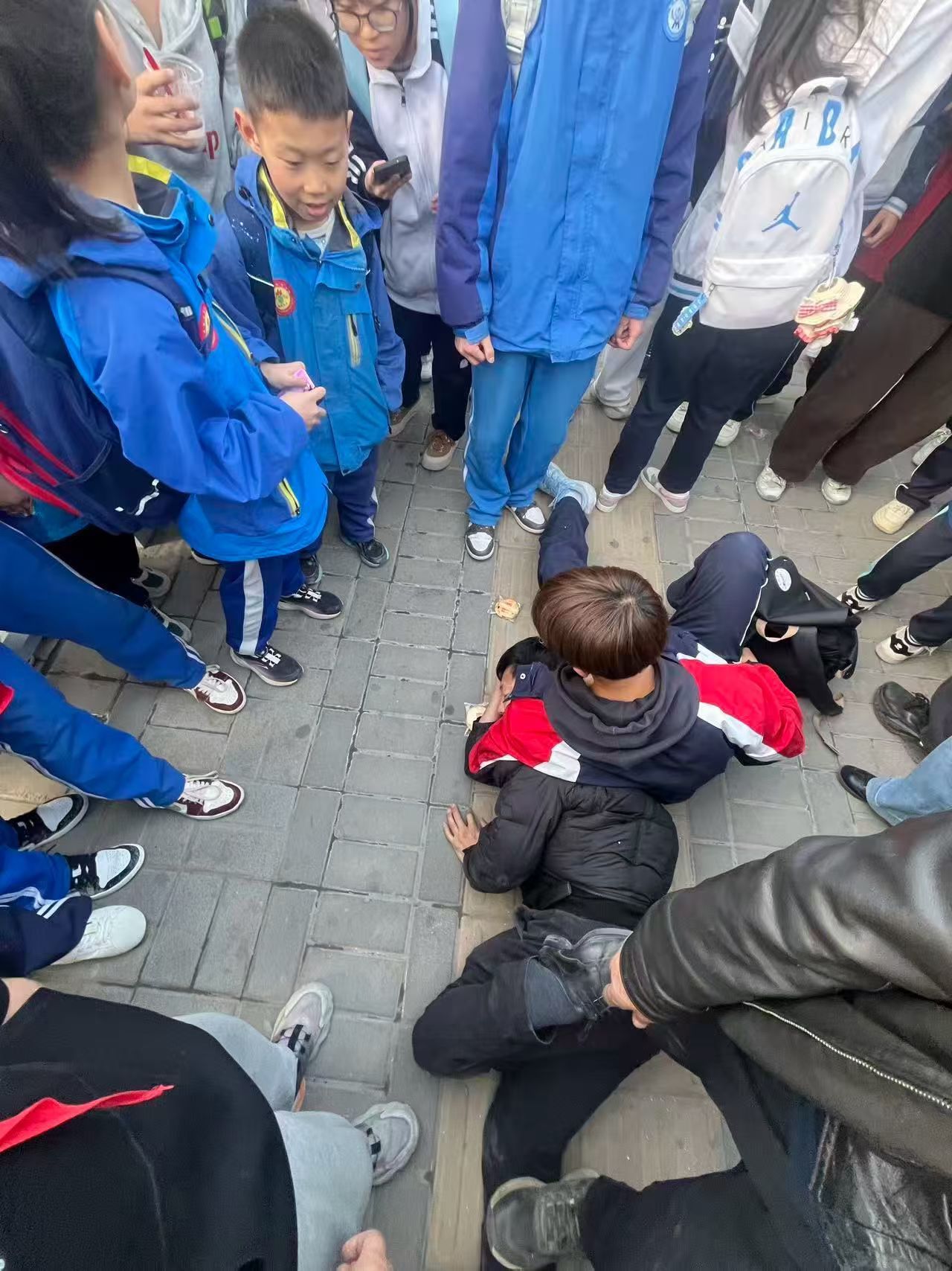 陕西高中男生勇斗公交车猥亵嫌犯“猥亵初中女生，还打人家嘴”，公交公司称嫌疑人已被