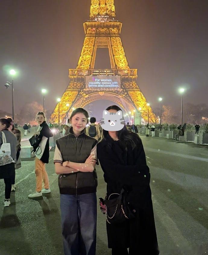 网友夜游巴黎铁塔偶遇刘浩存，这个我是真羡慕了网友巴黎铁塔偶遇刘浩存刘浩存跟路人在
