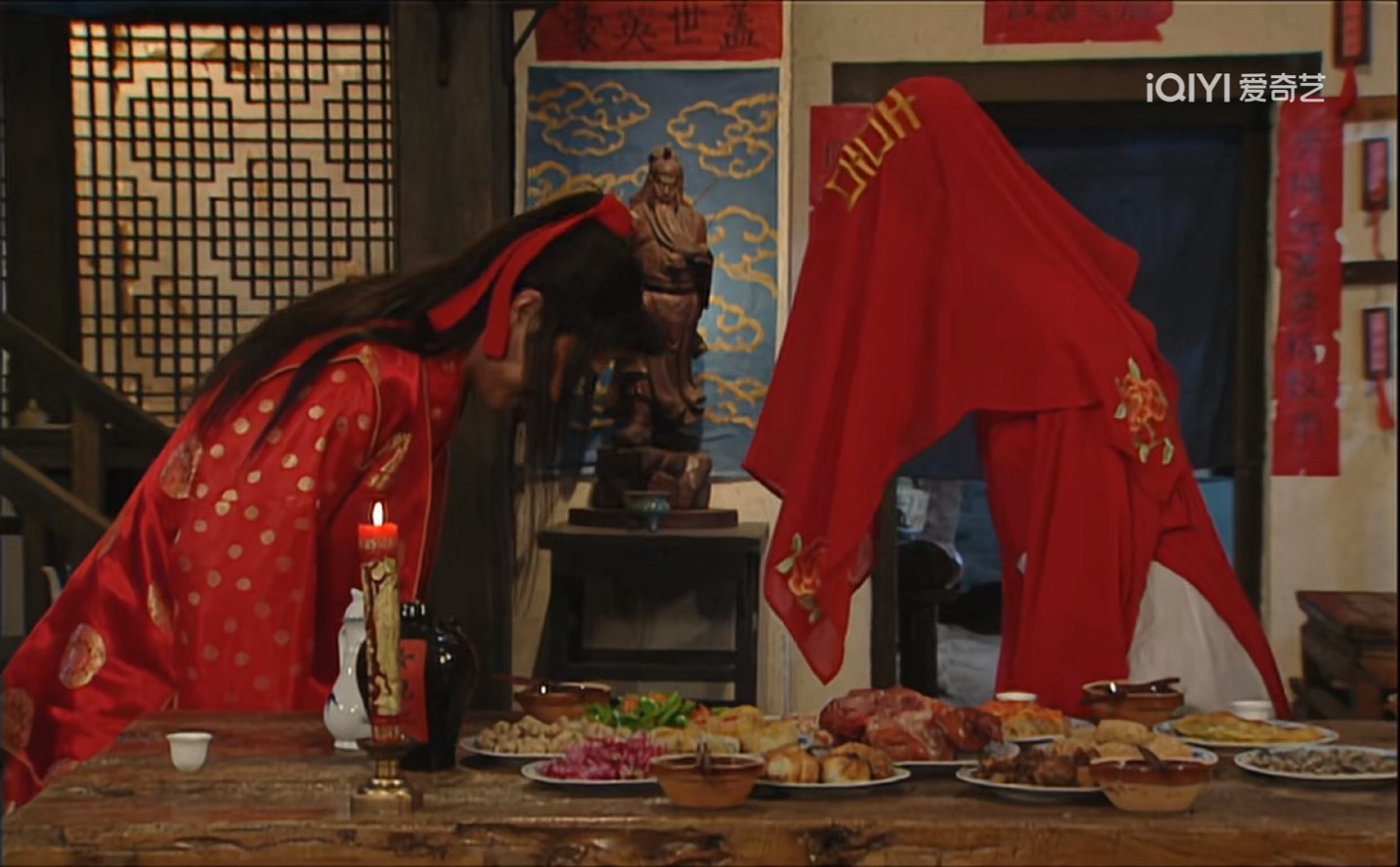《我为湘玉存大钱》第97集你决定不去汉中了，和展堂就在同福客栈拜堂成亲，虽然两个