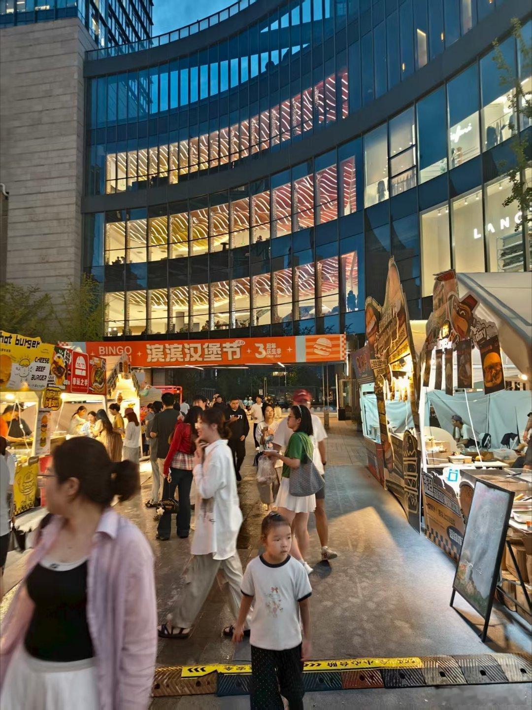 滨江人近期生存状态：出门左转汉堡店，右转还是汉堡店，连空气里都飘着芝士香。怀疑楼