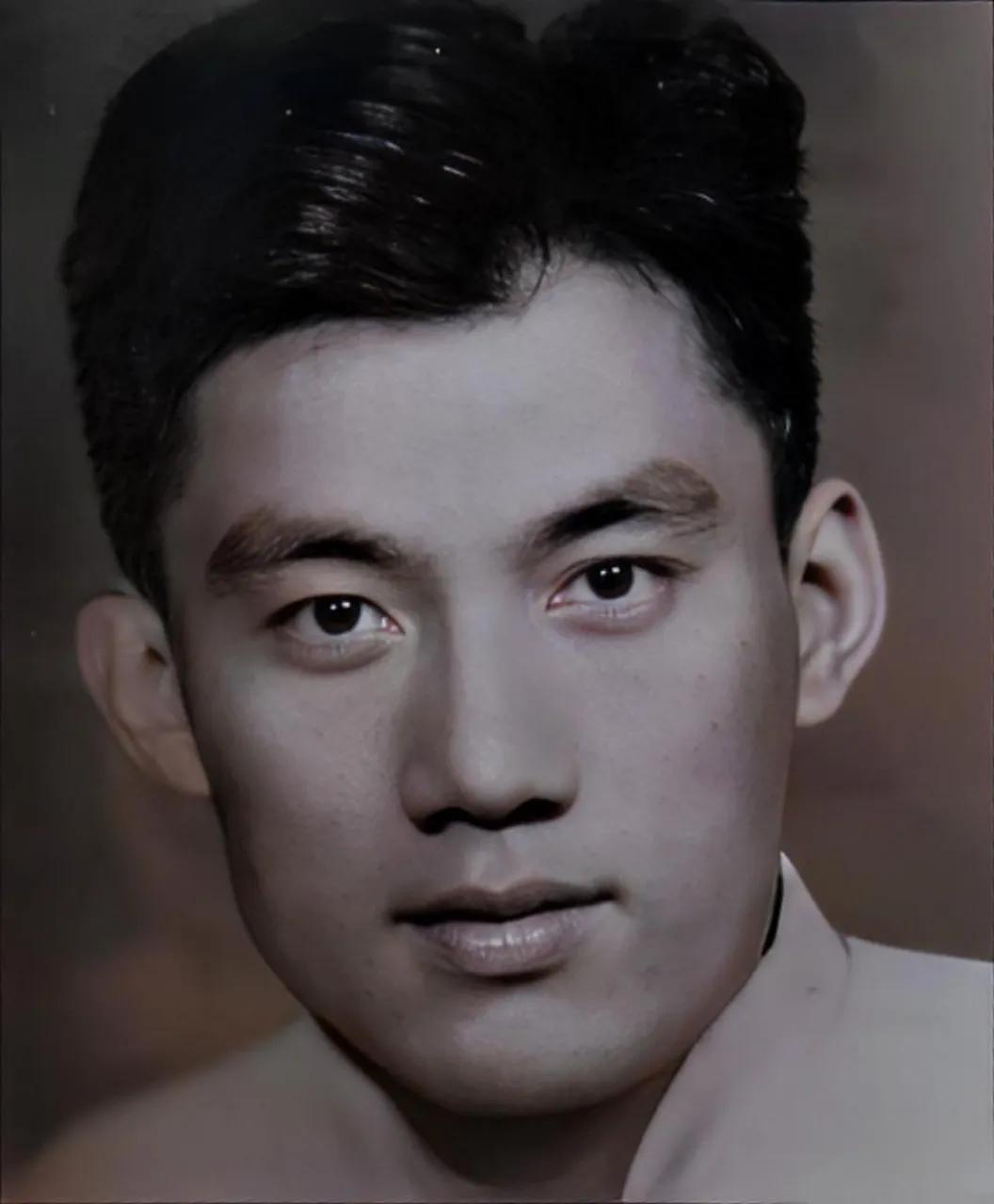 李振远正背着两岁的女儿穿过集市，迎面却被两个日本宪兵拦住查验。

对方拿着刺刀冷