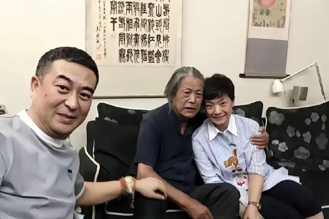 马精武老师的妻子坐在马精武的怀里，笑得很甜蜜。连鬓角的白头发都透着松弛的暖意。