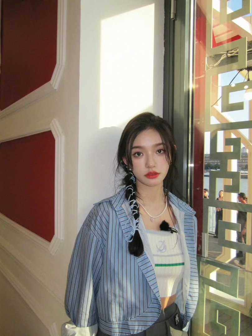 林允星女郎的含金量还在上升电视剧冬去春来 长发泪眼配上火盆烧剧本的画面，林允把青