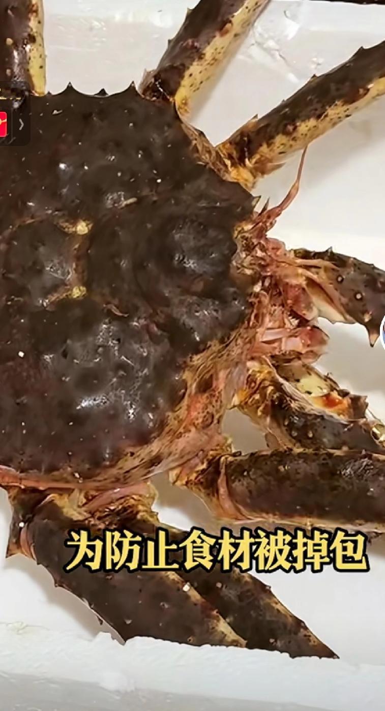 人不走正道迟早要栽跟头。近日，上海一名张姓女子拿着两只阿拉斯加的帝王蟹，到某饭店