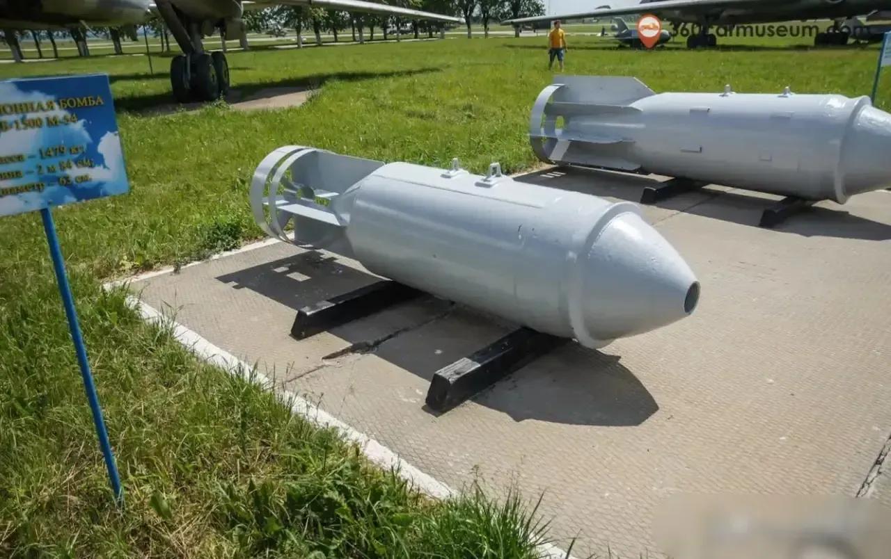 最近，俄罗斯空天军开始为FAВ-1500 М54铁炸弹配备制导组件，使其成为精确