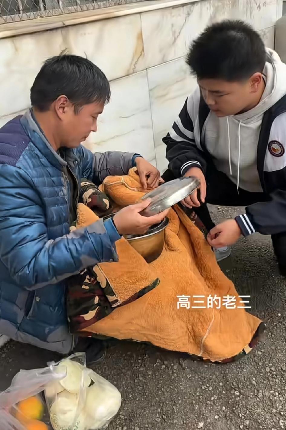 这位父亲，很暖人心，小孩也不错，家里煮的肉最香，为这对平凡的父子点赞
这就是父爱