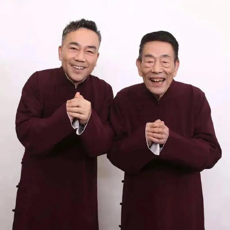 杨议在父亲的灵堂现场盘腿坐在椅子上，手里盘着核桃，来吊唁的客人都走上前去和他打招