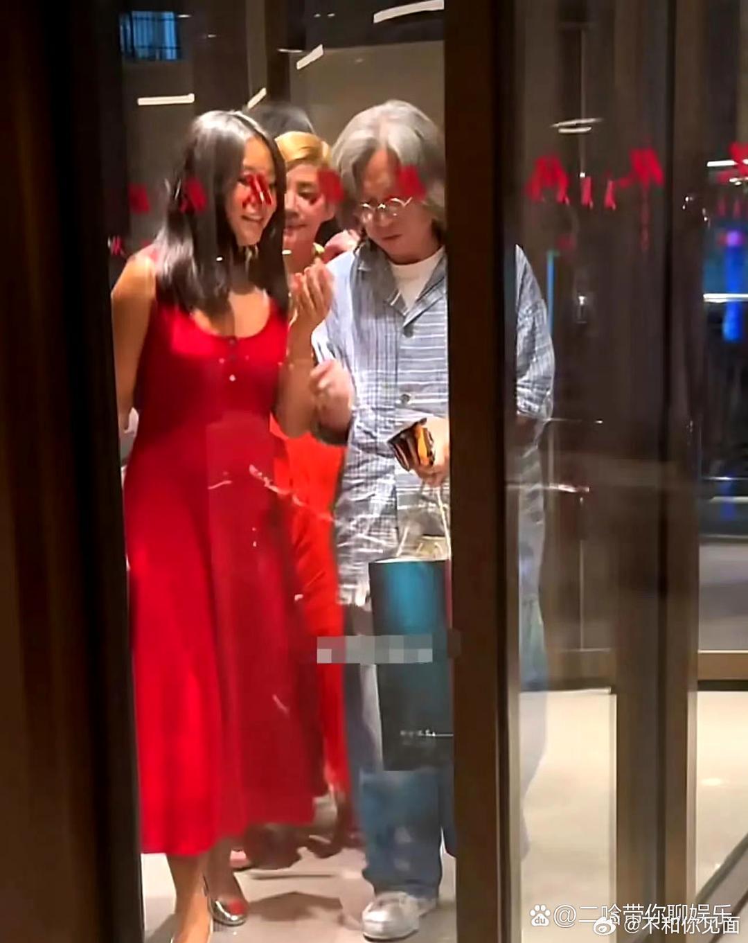 吴君如一家三口同框，20岁女儿太像陈可辛了。 