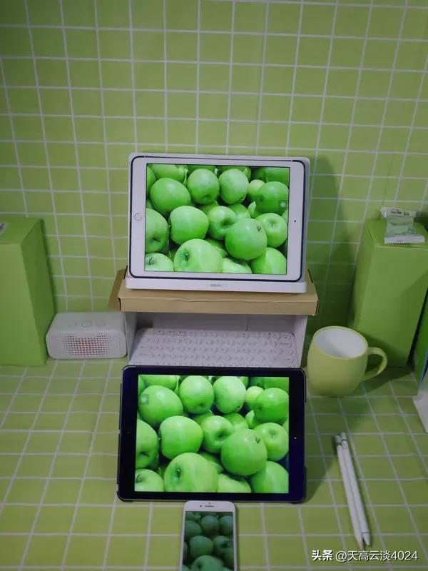 苹果折叠屏机模上手 苹果折叠屏机模上手体验还挺有意思。有消息说苹果最快明年秋季推