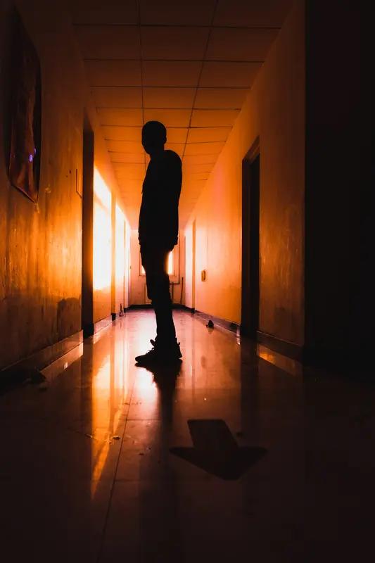 11月14日浙江杭州，先把室友2.6万现金偷走并埋土里，再故意扔掉自己的手机手串