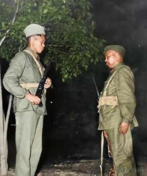 最近有人说这是许世友将军？

我可以明确的告诉你们，这位穿着上等兵衣服的将军是开