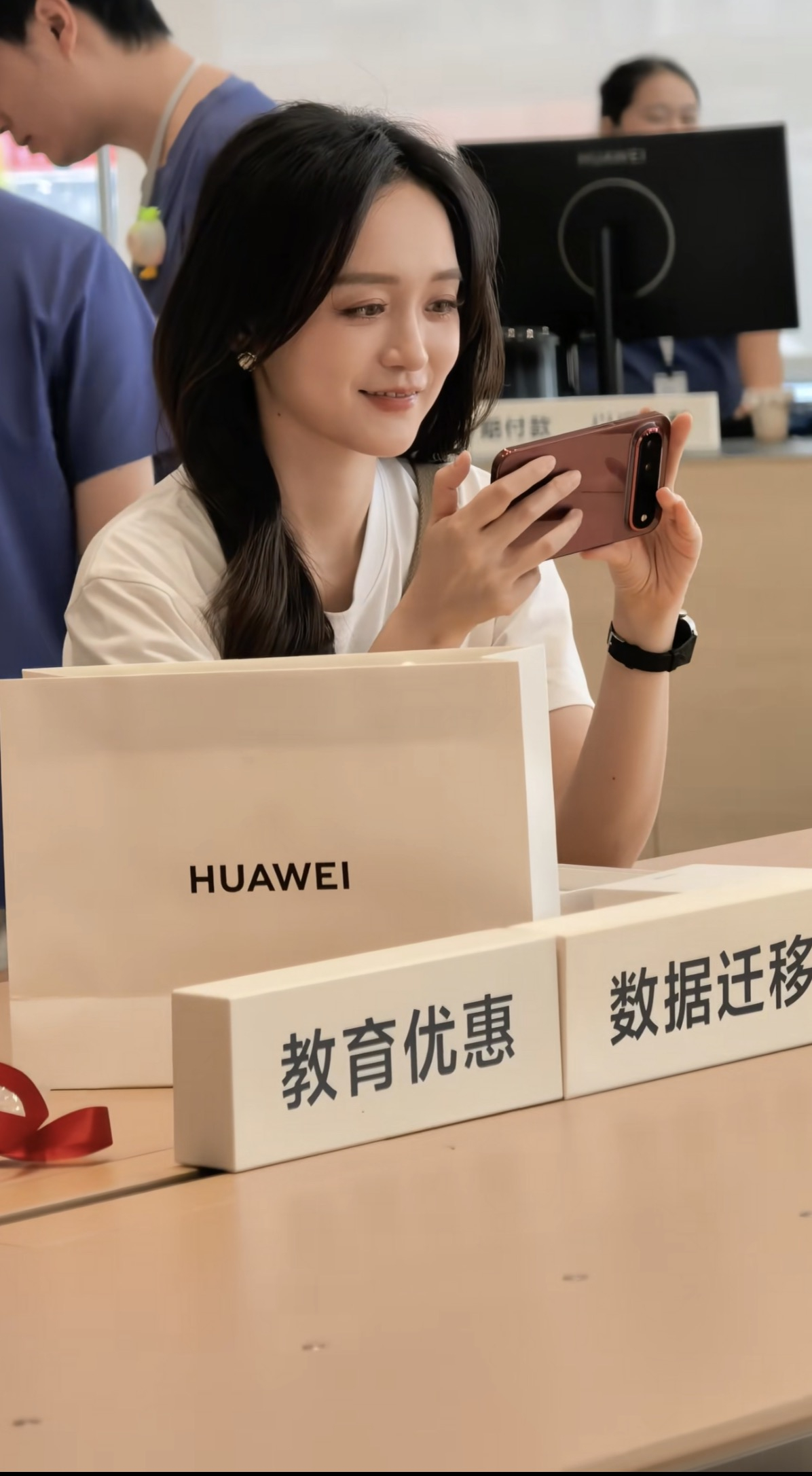刷到何泓姗去华为门店入手阔直版新机，突然觉得这红色也好好看啊！！！ ​​​