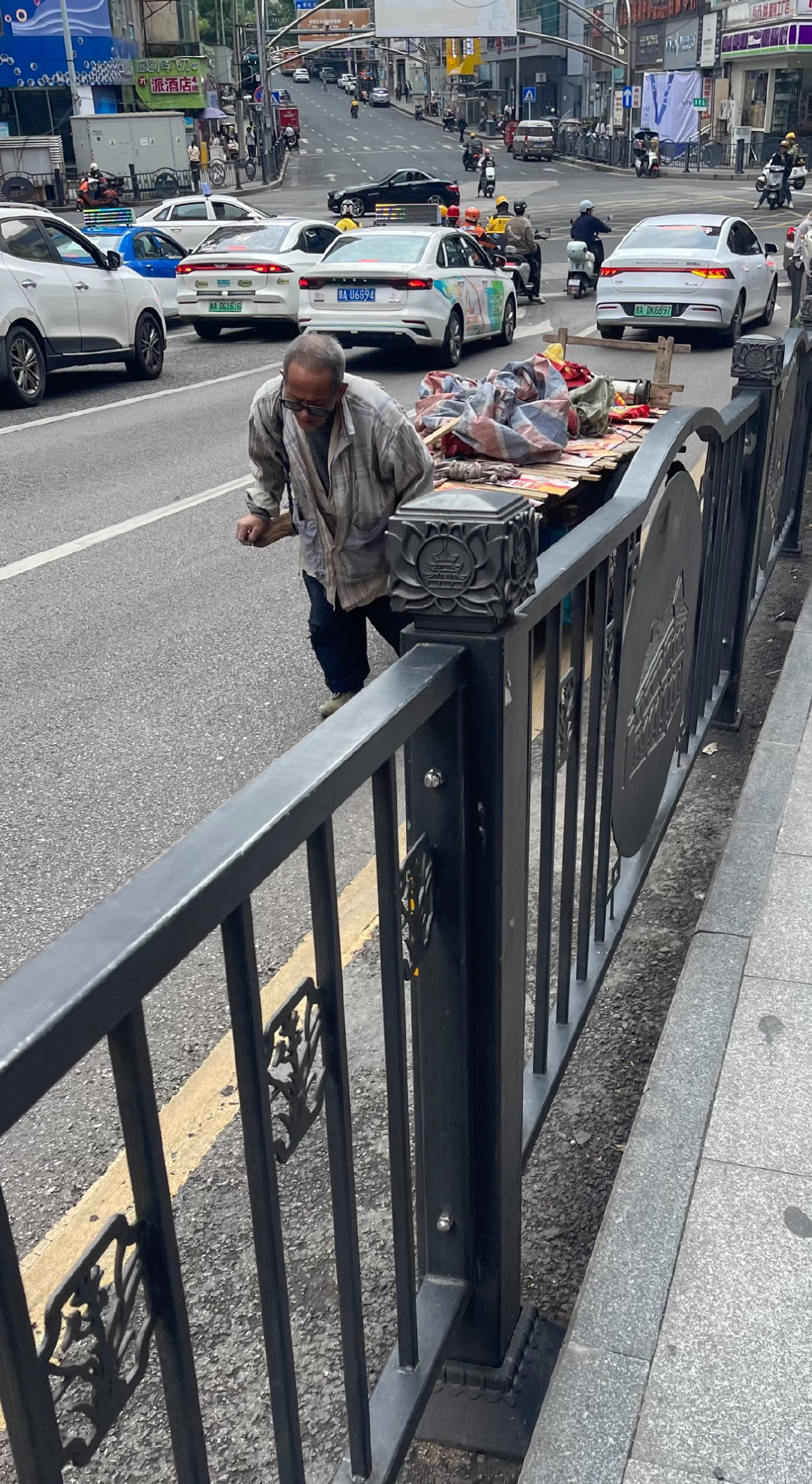 为什么今天在街上看到拉板车的，又是一位白发苍苍的老人？这种重活，本该不是他们这个
