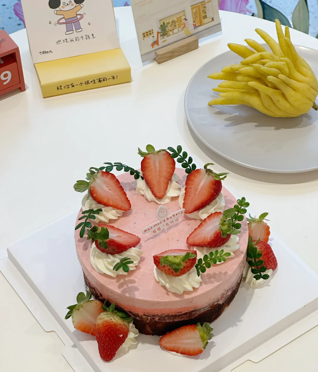 “谁能拒绝草莓慕斯🍓和巴斯克的组合拳，反正我是拒绝不了。一口就沦陷...