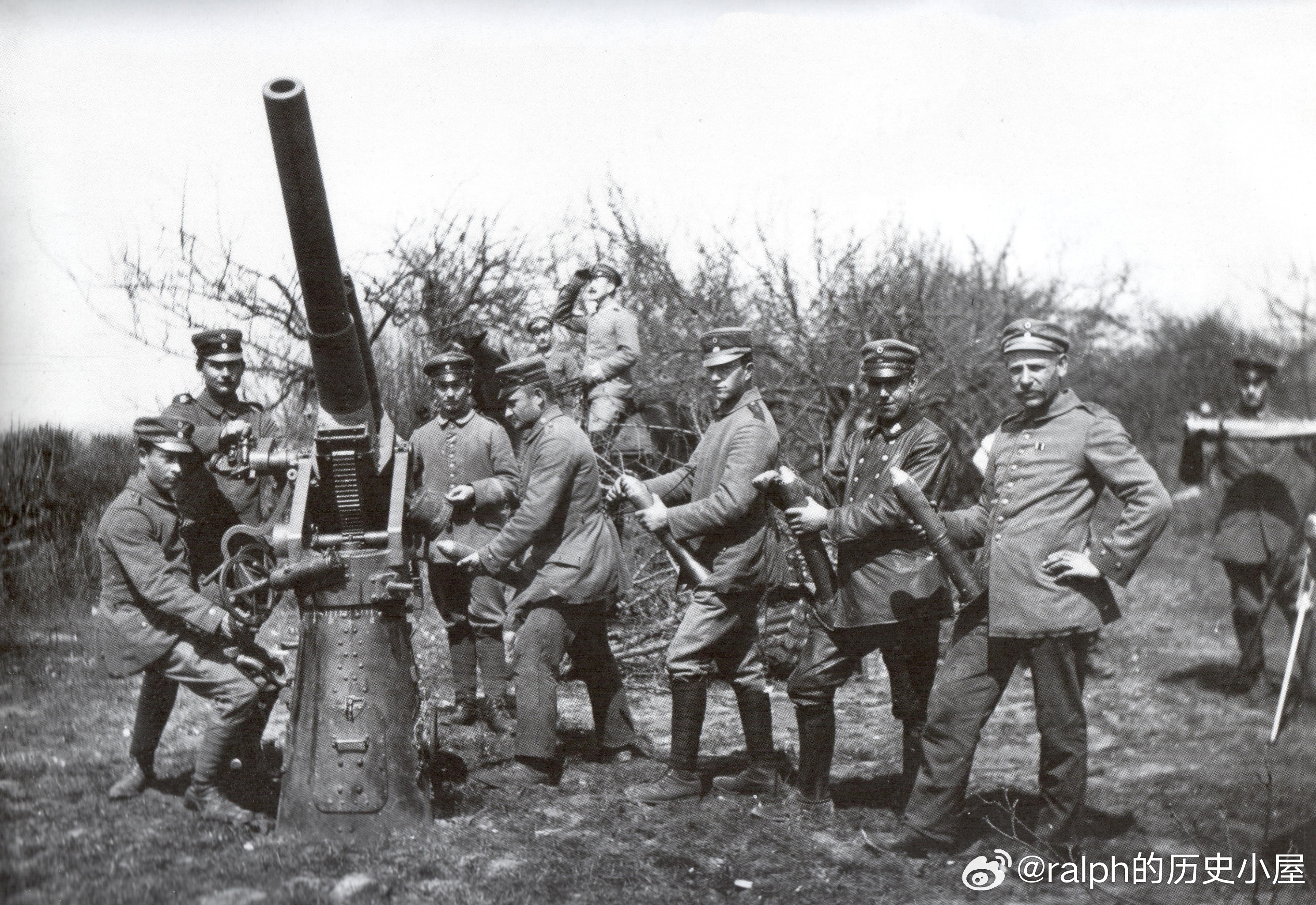 1917年5月德军防空炮兵1门77毫米高射炮及其炮组成员。高炮是利用m.96型野
