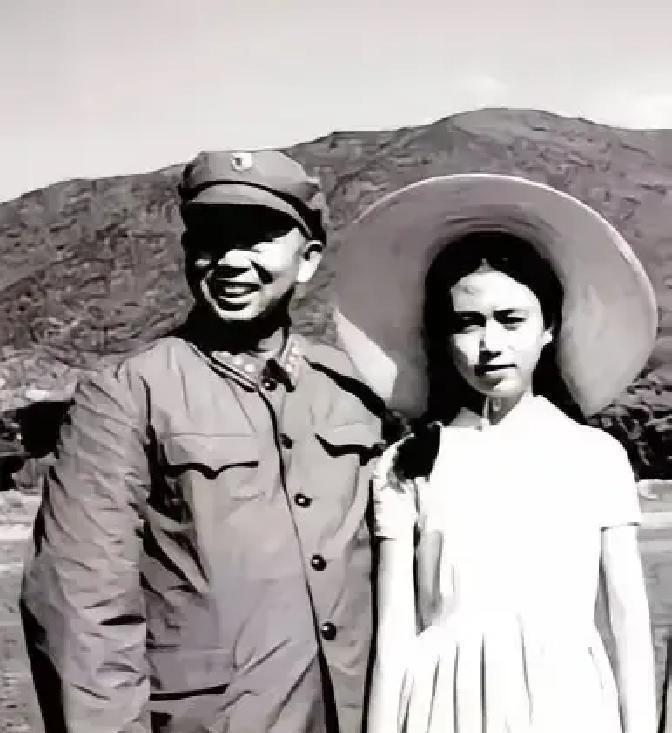 1942年，去苏联学习的刘亚楼，从战友口中得知，自己在延安的妻子贠凌漪竟然和一位