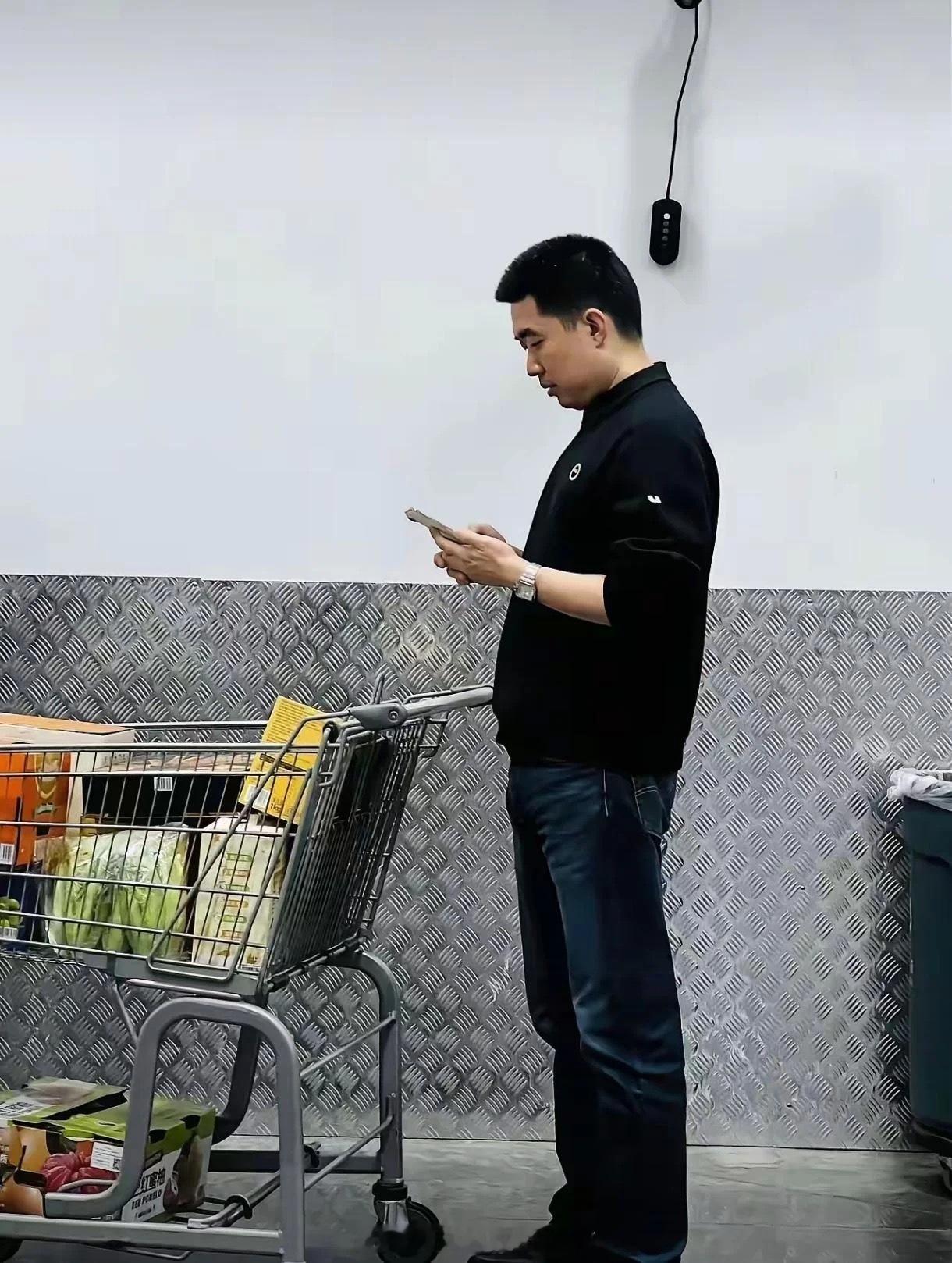 山姆改回实拍图李想真接地气啊，逛山姆玩手机，其实大佬们的生活和普通人也差不多[阴