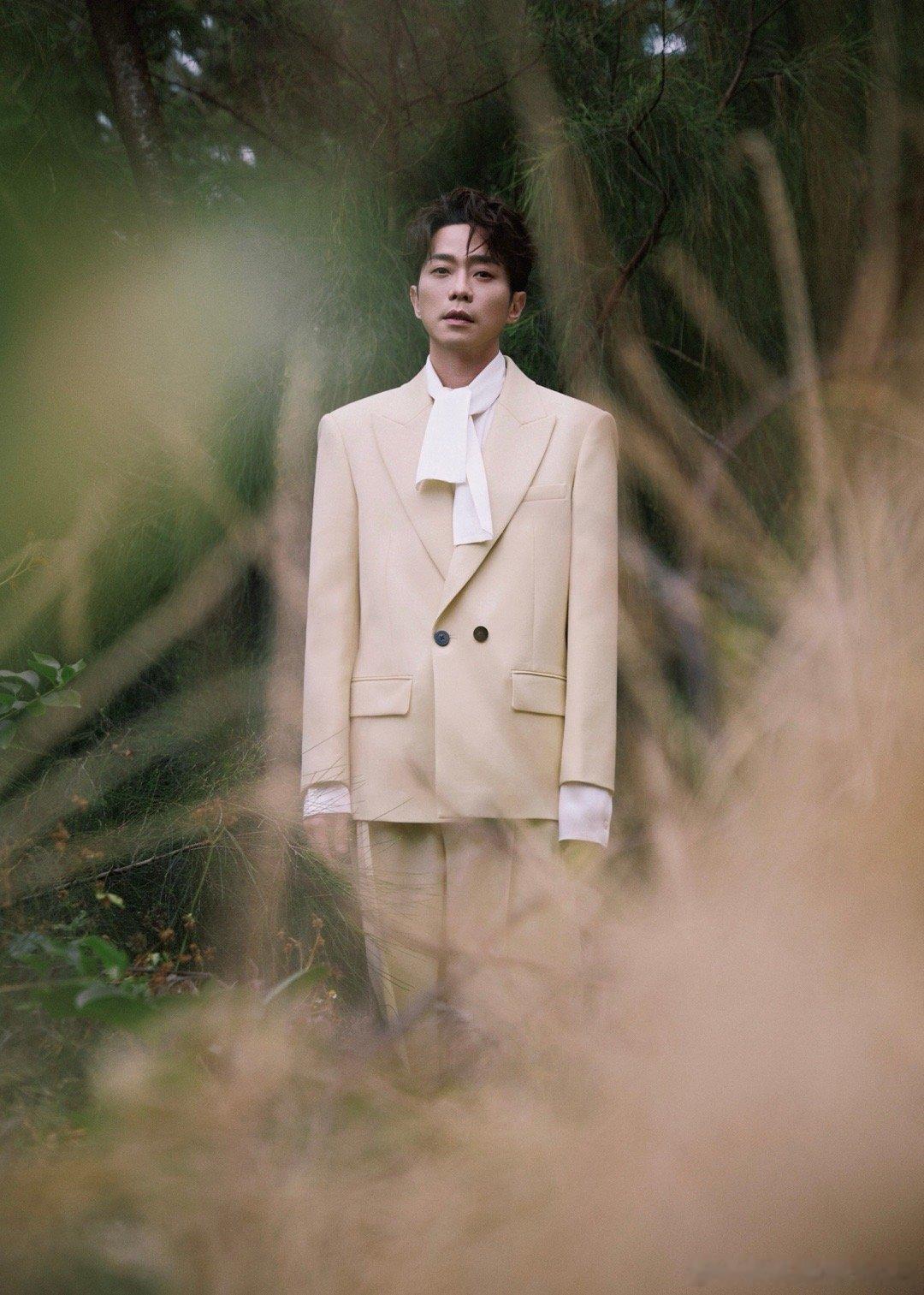 张栋梁40岁甜男界顶流返场破防了！张栋梁歌声一起，弹幕秒变大型青春纪念册！满屏的