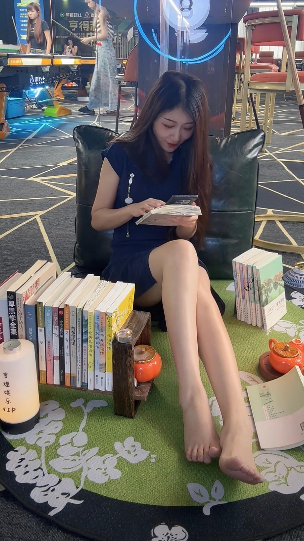 小姐姐认真读书的样子最美[doge] ​​​