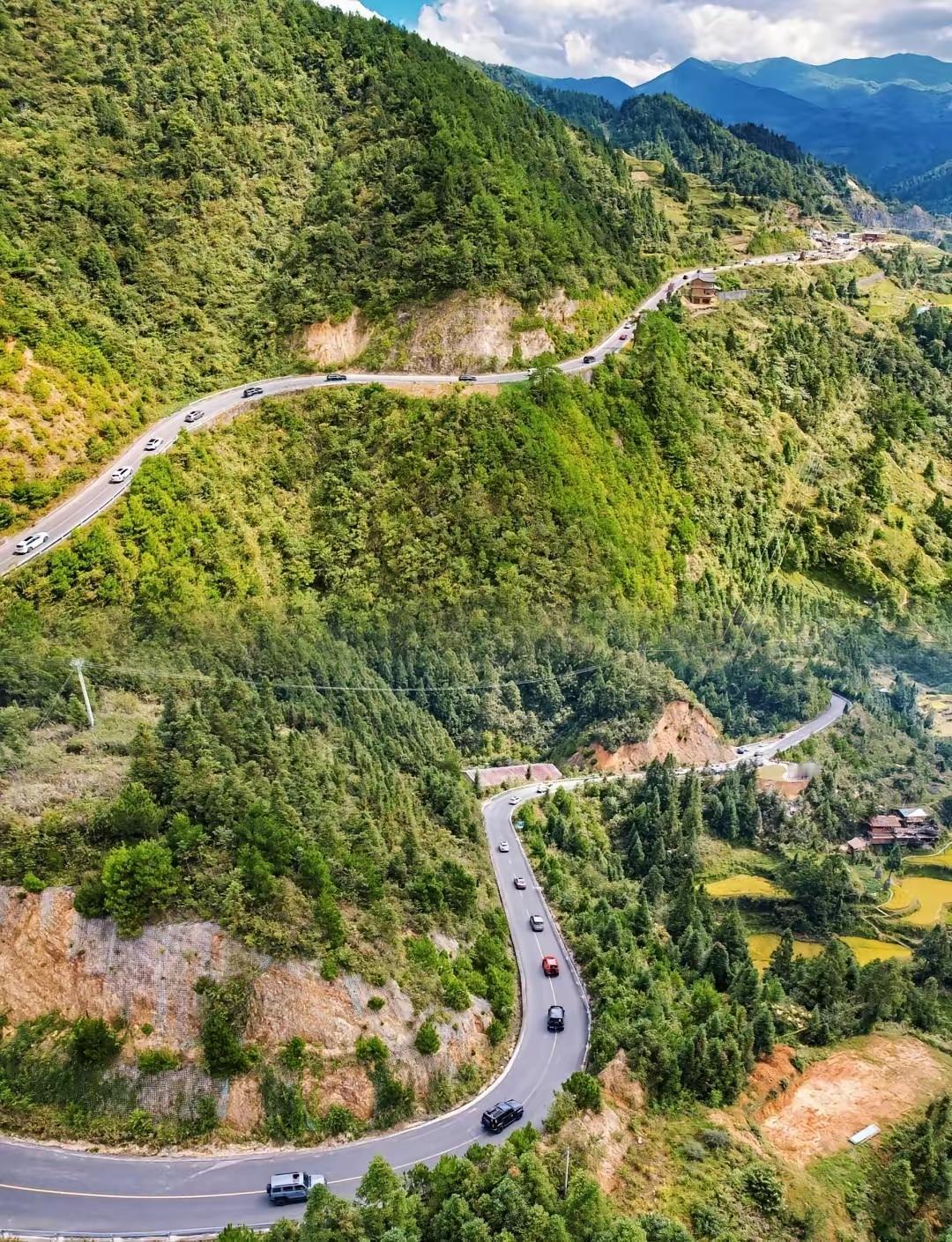 【世界改变的力量被绝大部分人忽略了】
​今天晚上新闻联播说乡村公路，中国的乡村公