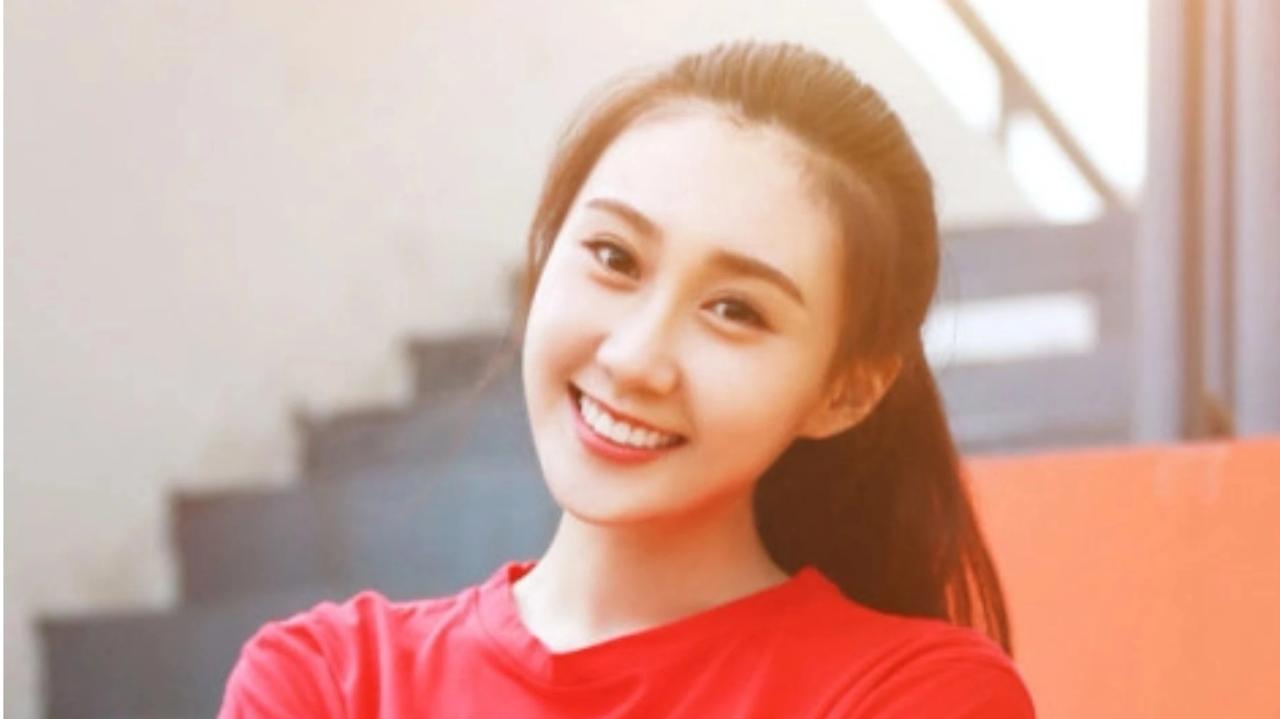 水亦诗，水均益的女儿。他们父女俩都曾经任职于中央电视台。

父亲是著名主持人，水