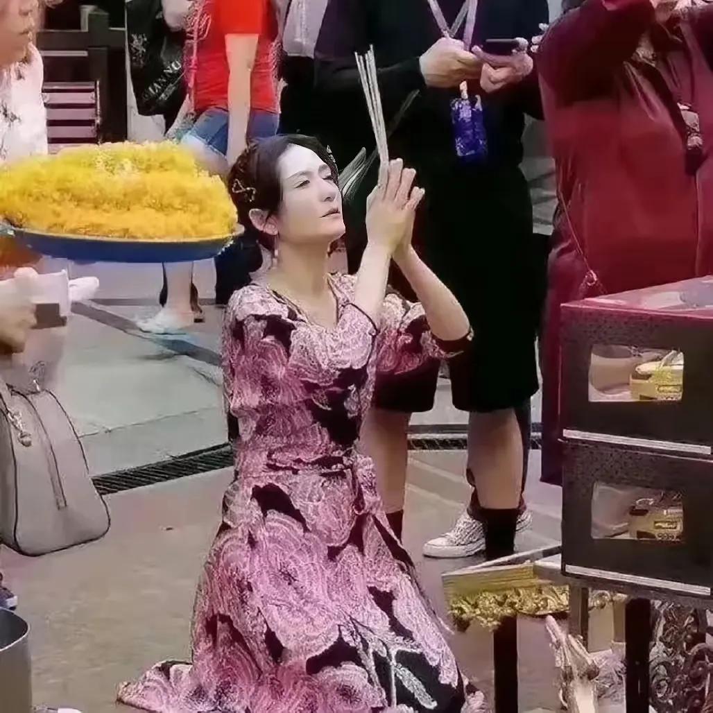 谢娜和张杰两个当红一流，也不知道还缺什么
有三个女儿，张杰的事业也如日中天，谢娜