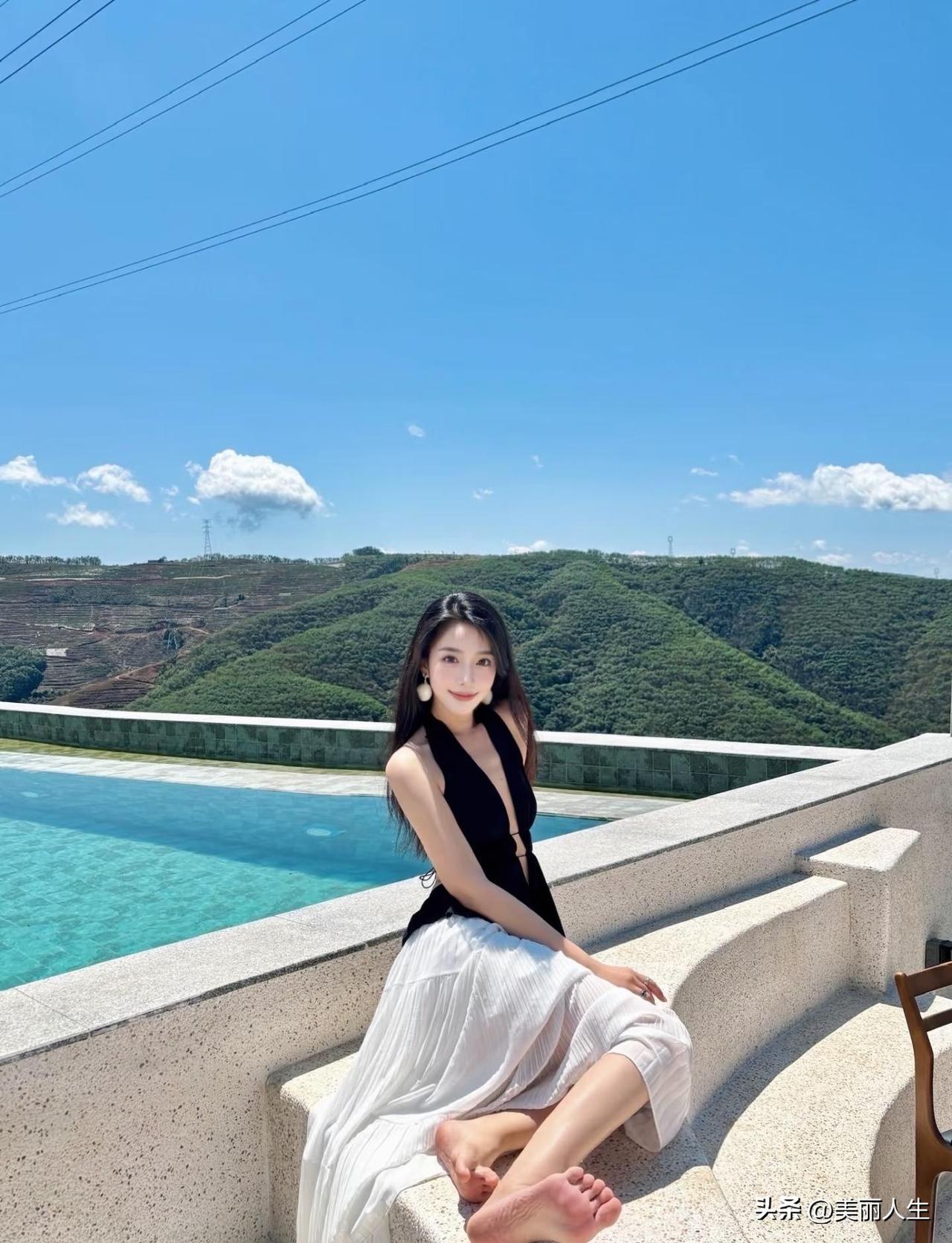 碧水映芳姿，清风拂面来。