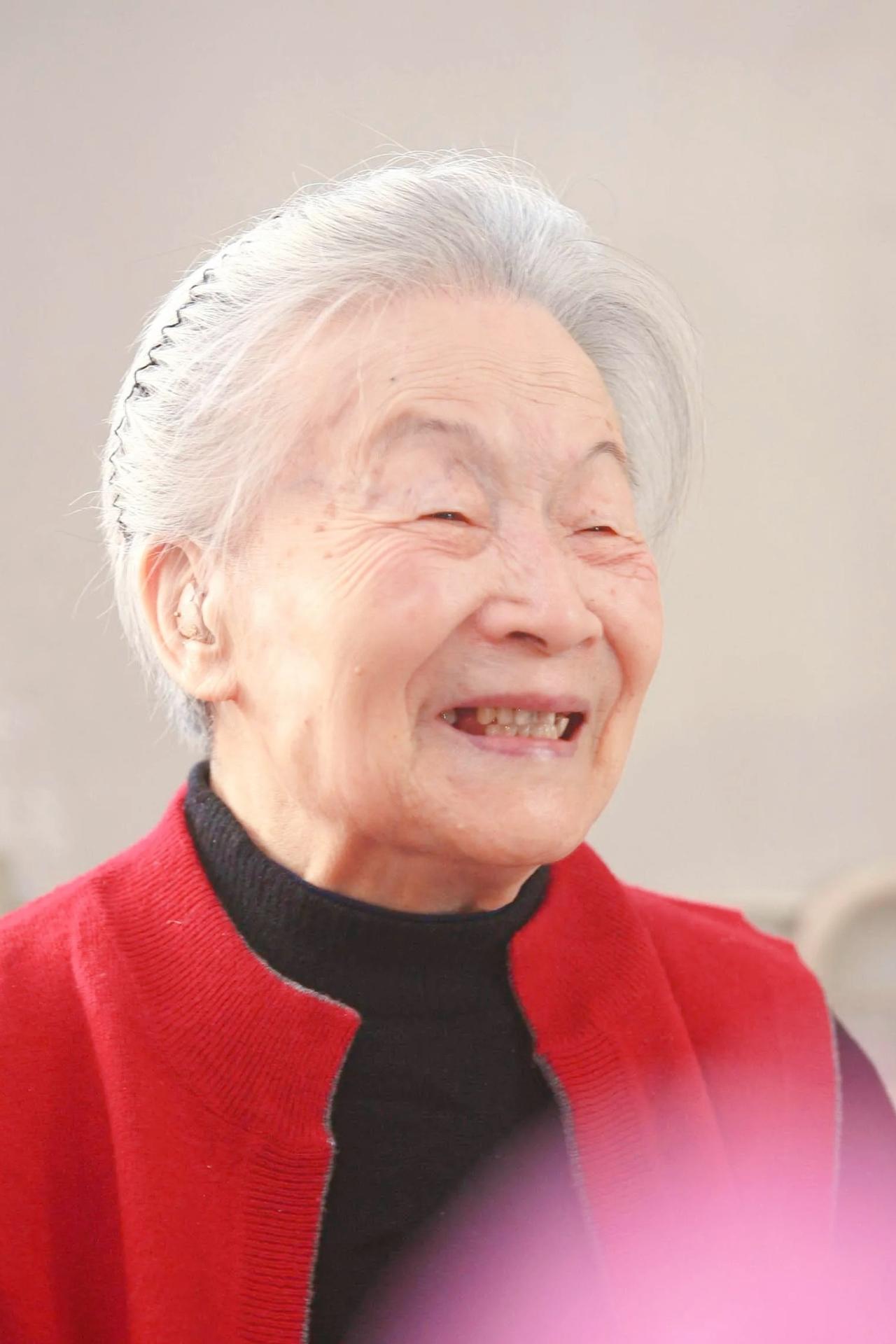 杨绛先生曾言：

“中年之女性，历经沧桑仍保秉性善良，爱美之心如初。花凋叶落，皆