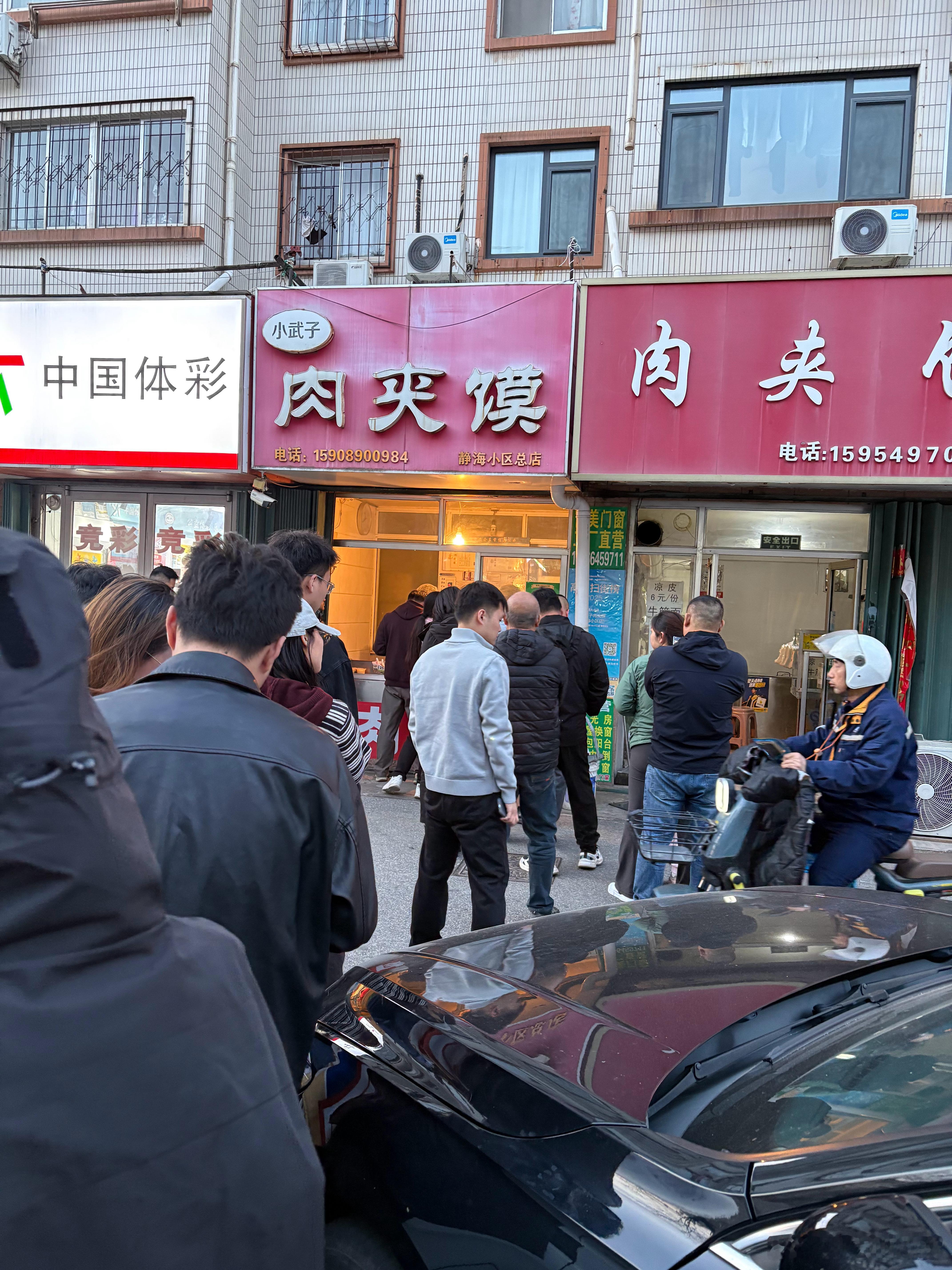 网上刷到某家店好吃，你可能不会去尝试，毕竟可能是营销。朋友给你推荐，说吃过好吃，