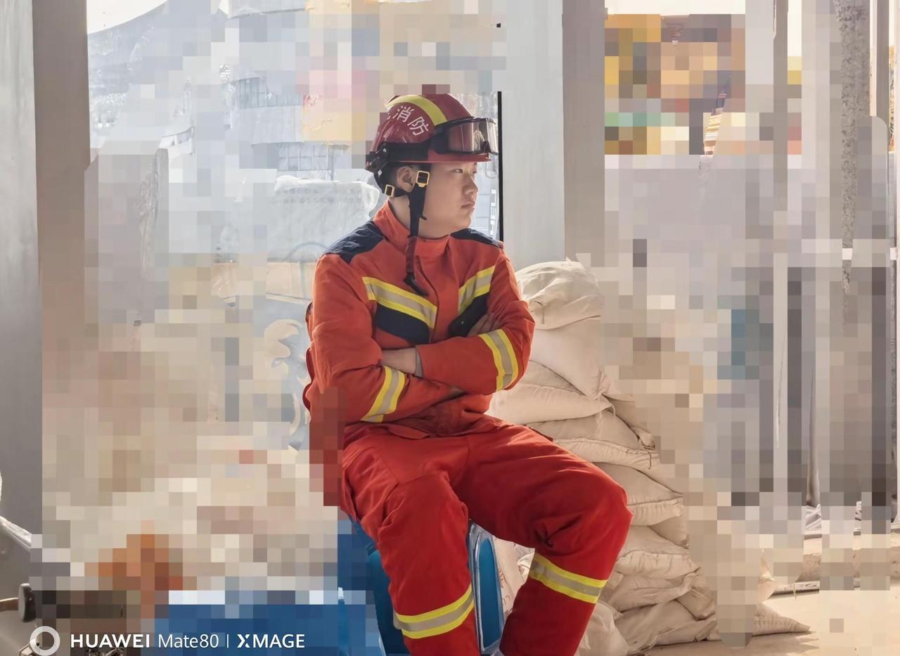 他在想什么呢白月光吗消防员 救援 发呆的样子