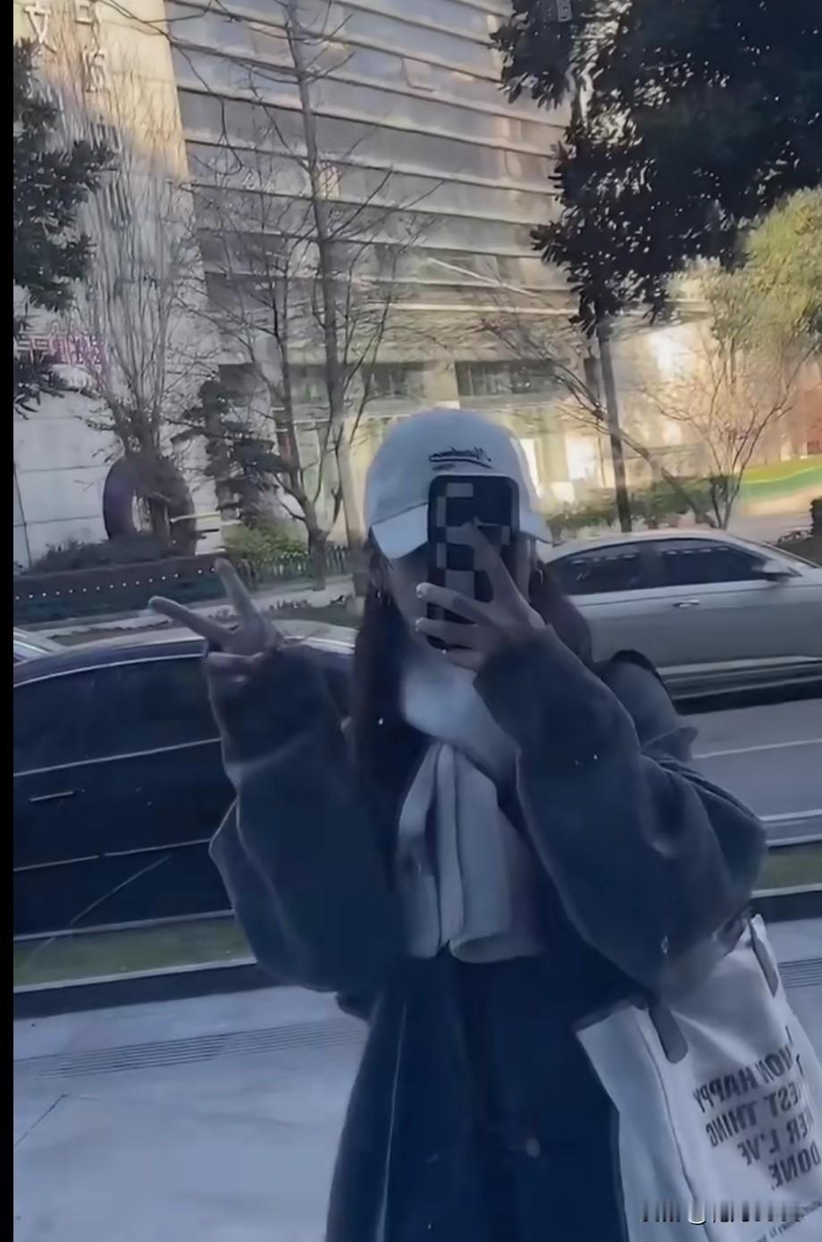 《南方》
严寒不到南方地
阡陌香开四季花
雨过清溪声汩汩
风穿绿柳叶沙沙
隔江明