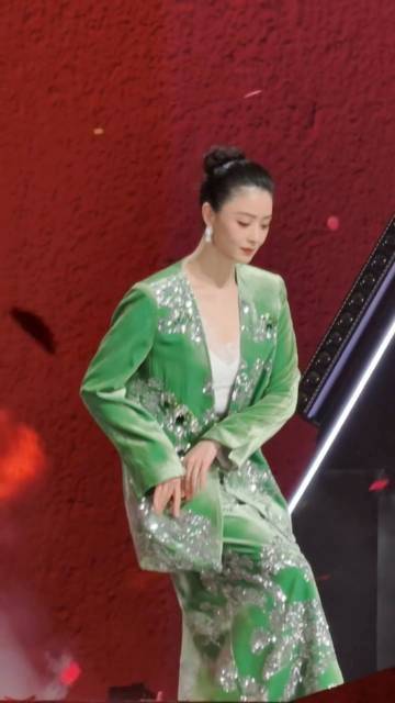 甄嬛爱不停大合唱太好哭了  看到甄嬛传晚会上那些熟悉的小主们，当音乐响起，我仿佛
