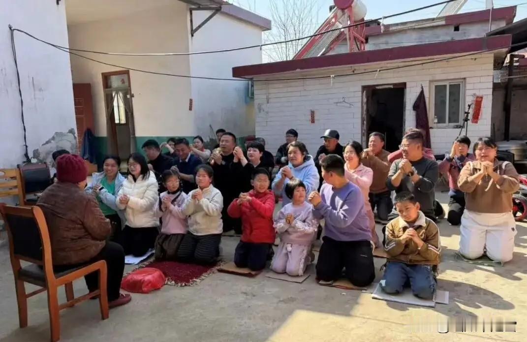 12年从未缺席！河南驻马店一家40多口大年初五从各地赶回，只为给94岁奶奶祝寿