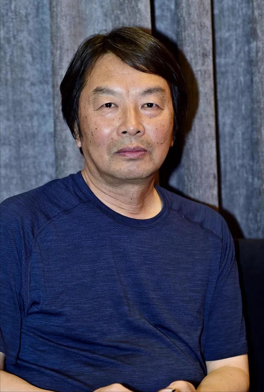 作家，刘震云说，我去一个陌生的地方，喜欢在街头坐一会，就一个人，默默地坐着，看路