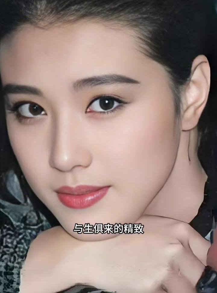 与生俱来的精致，五官衬的容貌出众，气质素雅绝尘。好似融融月色中亭亭而立的荷花，静