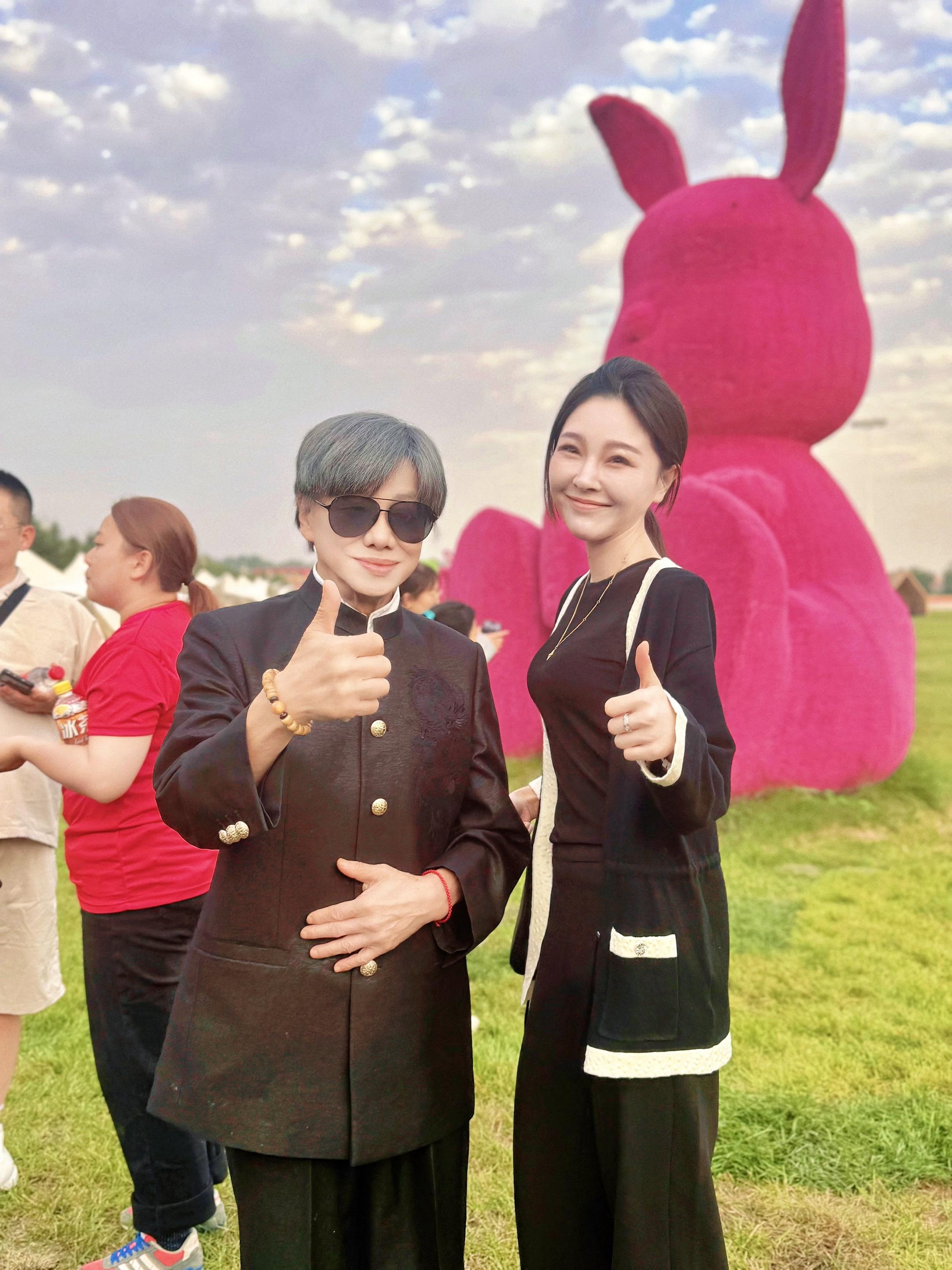 来自于老艺术家的从容。