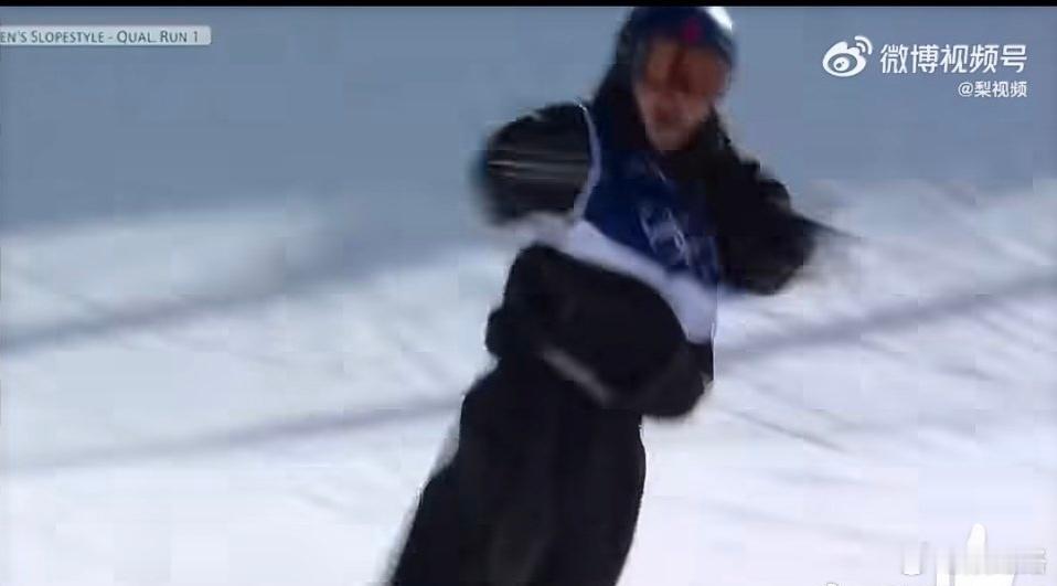 少年自意气，风发问江湖。雪刃裁云影，冰心映玉壶。凌空舒浩气，落板笑尘途。一滑惊寰