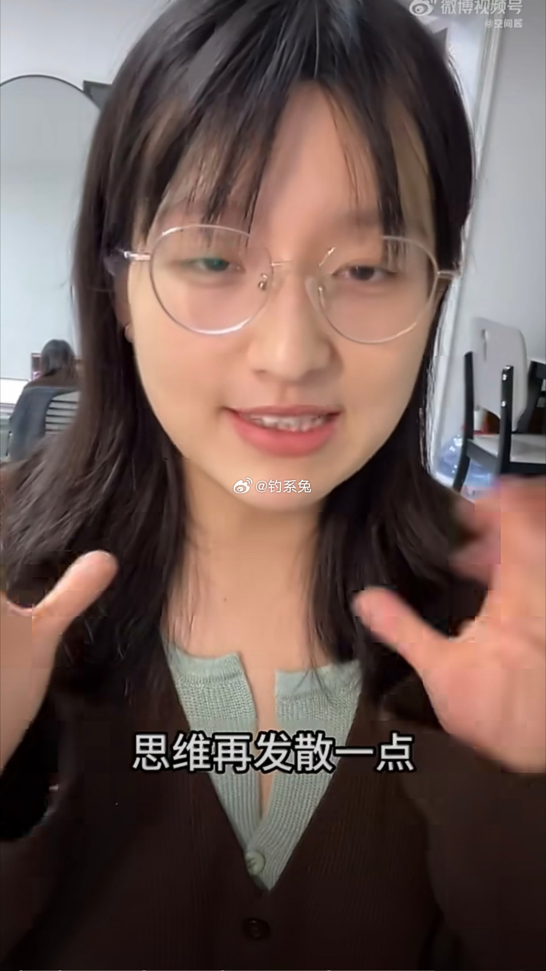 用AI的好处在穿搭届被具像化了买了一堆单品不知道怎么搭，AI直接帮我组合出三套L