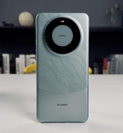 续航与充电是每个人都无法忽视的重要因素。华为Mate60 RS搭载5000mAh