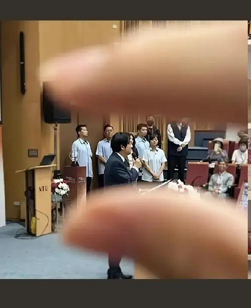 台湾当局的行径实在恶劣，回归才是正途，那处地方实在没什么值得留恋的，就算倒找我钱