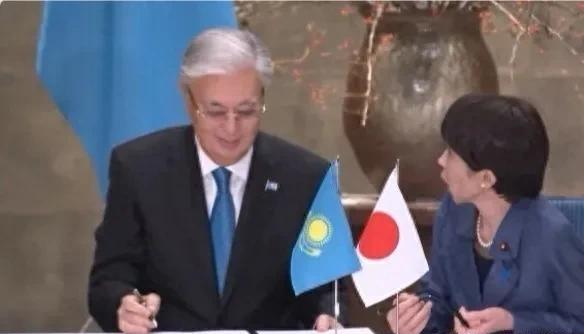 日本与中亚五国签订《东京宣言》，其核心就是日本要中亚五国的矿产资源与能源售卖到日