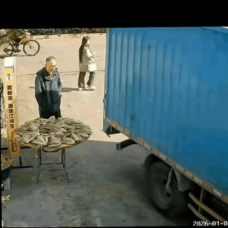 真的是坏到骨子里
大爷故意掀翻货物！
不是失手是算计，总感觉他是打心里坏。
 