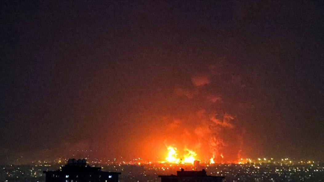 以军连番行动掐断伊朗命脉！核设施四遭袭俄紧急撤人，核导计划根基被摧，看似彻底拿捏