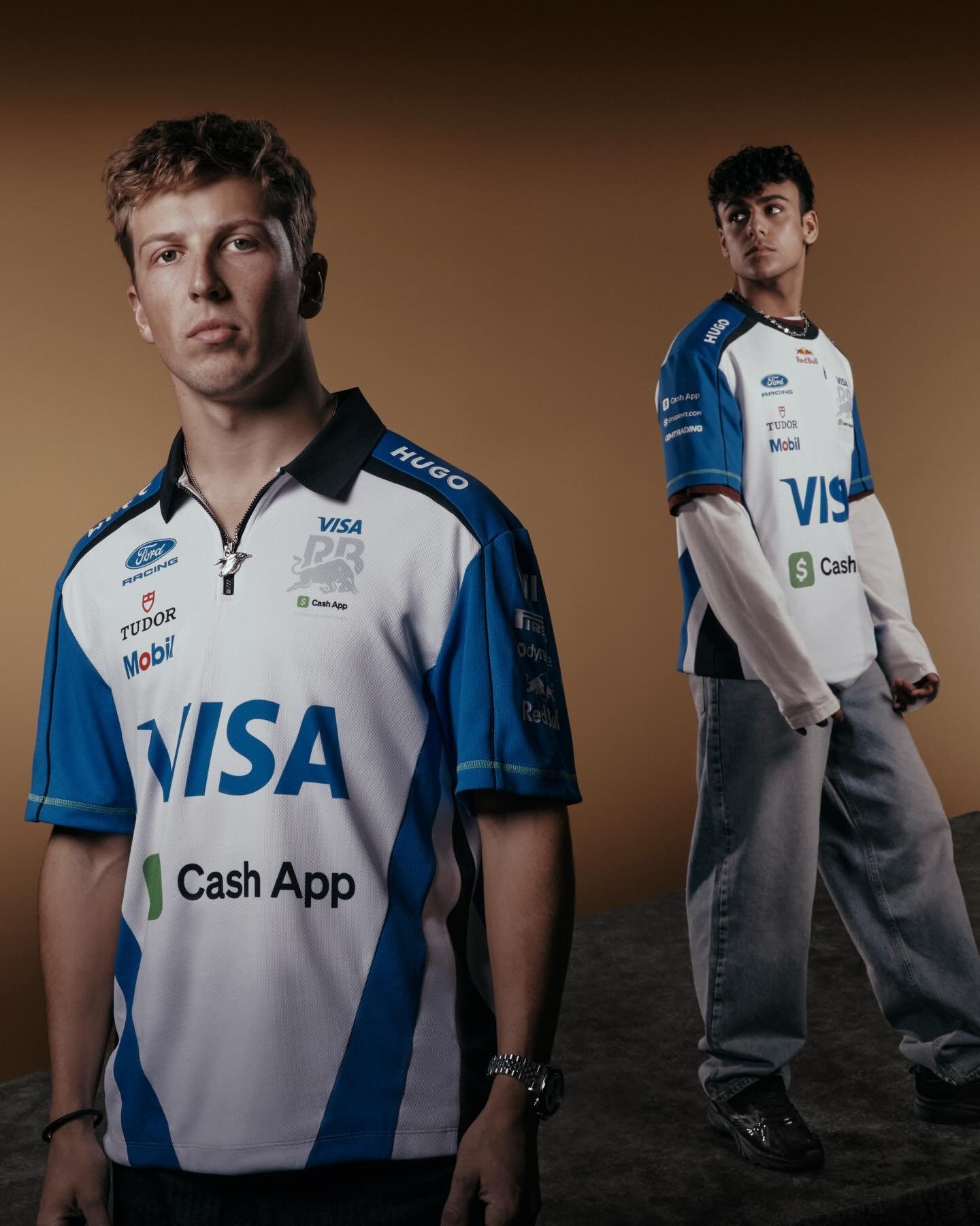 小红牛车队2026赛季款队服亮相👀 服装配色在大体上没有太大变化（那今年的赛车